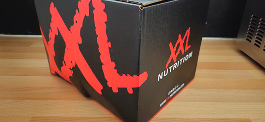 pakketje van xxl nutrition met supplementen ontvangen